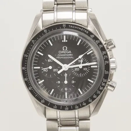 Herrur Omega Speedmaster Professional Moonwatch, stål, manuell, Ø42mm, kronograf, referensnr: 31130423001005, serienr: 78747683, cal.1861, stållänk, viklås, länknr: STZ004196, certifikat, garantikort daterat 18-04-17, manual, extra länkbitar, extra velcro band samt nato band, tag, klockverktyg, medaljong, litet nagg på horn, box, ytterkartong, defekt på ytterkartong