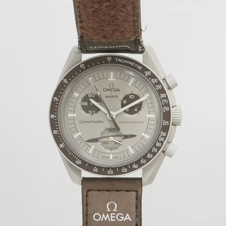 Herrur Omega x Swatch Moonswatch Mission to Saturn, bioceramic, quartz, Ø42mm, referensnr: S033T100, kronograf, velcro-band, slitage på bandet, repigt glas, certifikat daterat 2023 från The Swatch Group Stockholm, box
