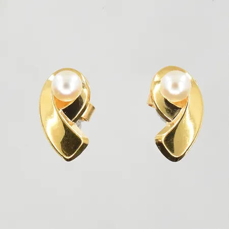 Örhängen med odlade pärlor Ø4 mm, bredd 14 mm, 18K. Vikt: 1,7 g
