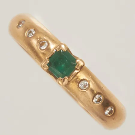 Ring med smaragd 3,5x3,5mm samt diamanter 6 x ca 0,01ct stl 16¼, bredd 4mm, repig skena, mindre nagg i smaragd, 18K Vikt: 5,2 g