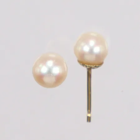 Ett par örhängen med pärlor Ø6,4mm, saknar snurrebussar, 18K Vikt: 1 g