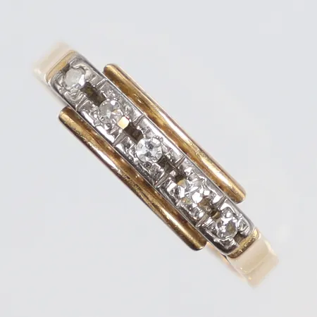 Ring med åttkantsslipade diamanter 5x ca 0,01ct stl:18½, bredd 2-5mm, svenska stämplar, 18K Vikt: 2,3 g