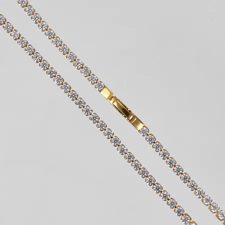 Collier med vita stenar längd ca 38,2cm bredd ca 3mm förgyllt 925/1000 silver Vikt: 10,9 g