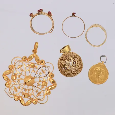 Diverse guld, stenar, skadat, defekt, ögla i metall, ostämplat, 18K Vikt: 30,4 g