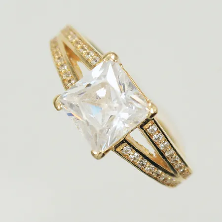 Ring med vita stenar, stl 15¾, bredd 2-7,8mm, ojämn skena, 14K 3,8g bruttovikt
