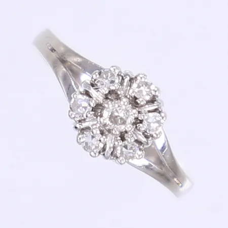 Ring med diamanter 1 x ca 0,08ct och 6 x ca 0,03ct stl: 17, bredd 2-8mm, defekt skena vitguld 18K Vikt: 2,3 g