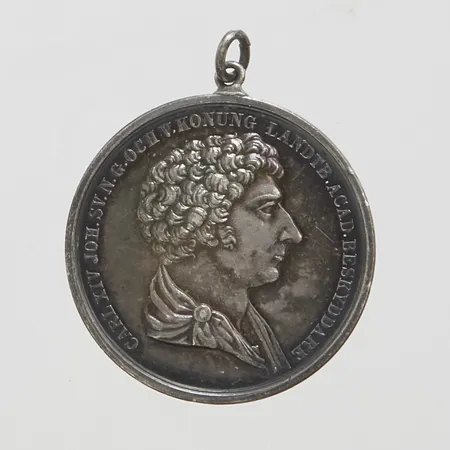 Hänge mynt längd inkl ögla 4cm, Ø31mm, "Stundande Skördar Mödornas Lön" Carl XIV, signerad J.H. Cop, personlig gravyr, silver 830/1000 Vikt: 13,3 g