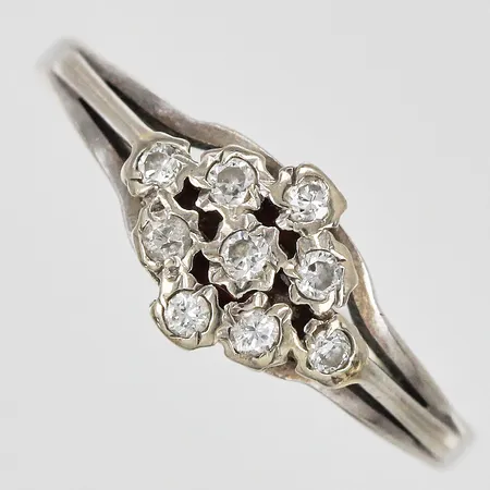 Ring med diamanter ca 9x0,02ct stl: 16½ bredd ca 1-7mm 14K Vikt: 1,8 g