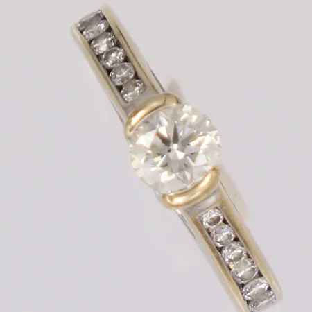 Ring med diamanter 1x ca 0,50ct, ca Cr(J)/P, 12x ca 0,01-0,02ct totalt 0,75ct enligt gravyr, stl:15¾, bredd 5mm, mittsten löst infattad, GHA, vitguld, behov av omrodiering, 18K Vikt: 3,5 g