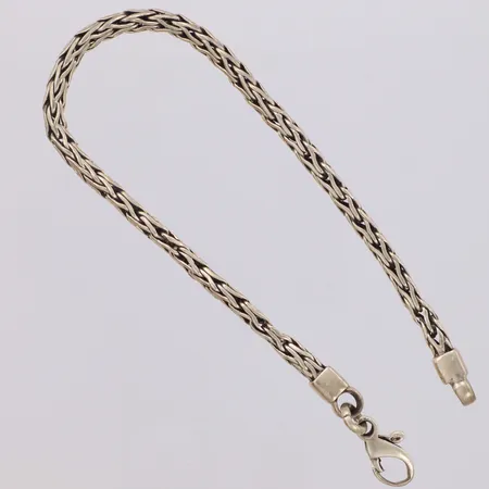 Armband, längd 25cm, bredd 3,5mm, skevt lås, bucklor 830/1000 silver Vikt: 18,9 g