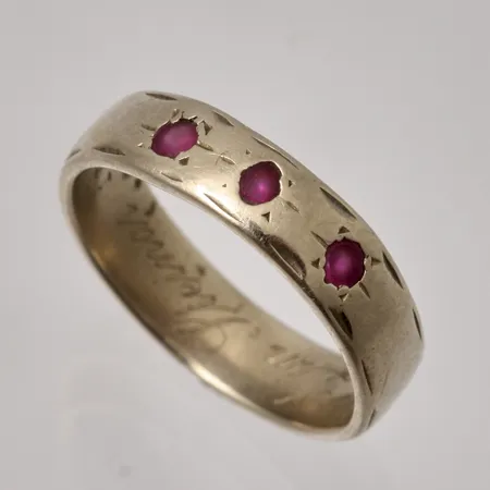 Ring stl:14¾ bredd 4,2mm, 3st röda stenar, personlig gravyr, 14K vitguld, 2,6g.