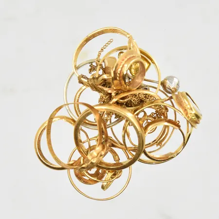 Diverse defekt guld med stenar, 18K. Vikt: 19,5 g
