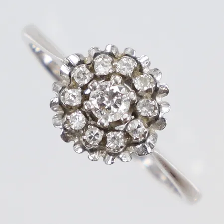 Ring med diamanter 1x ca 0,12ct 10x ca 0,01ct stl:17¾, bredd 2-9mm, importstämplad, vitguld 18K Vikt: 3,2 g