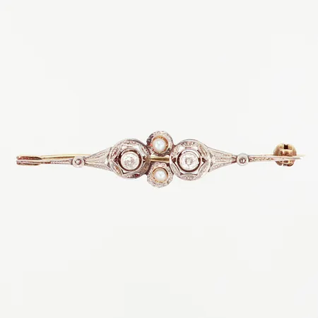 Brosch med pärlor samt diamanter 2x0,005 samt 2x0,10ct 45x4mm, detaljer i vitguld, 14K Vikt: 2,8 g