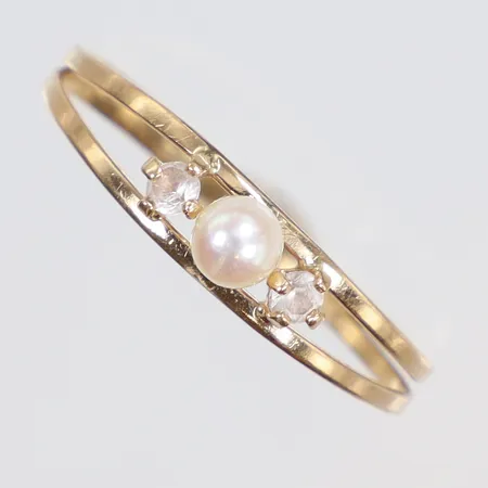 Ring med pärla och vita stenar stl:20, skev 18K Vikt: 1,6 g