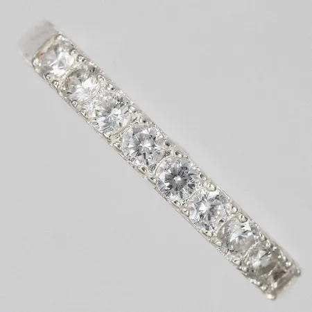 Ring med vita stenar stl: 18 ¾ bredd ca 1-3mm SASB 925/1000 silver Vikt: 1,8 g