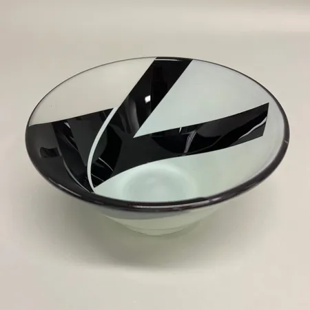 Skål signerad Karl-Göran Tinbäck f. 1951, år 1994 svartvitt mönster, delvis matterat glas, höjd 11,5cm, Ø19,5cm, nagg på kant