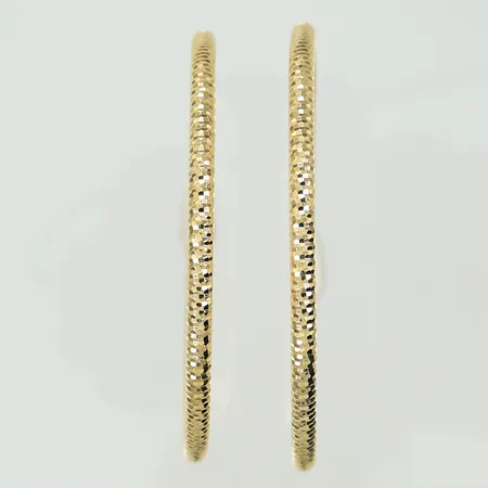 Ett par örhängen med mönster, Ø ca 45mm, bredd ca 2mm, 18K, 3,5g