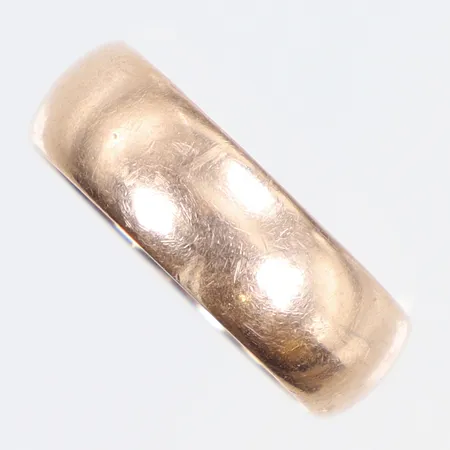Ring stl:18½, bredd 6,5mm, gravyr, 14K Vikt: 5,9 g