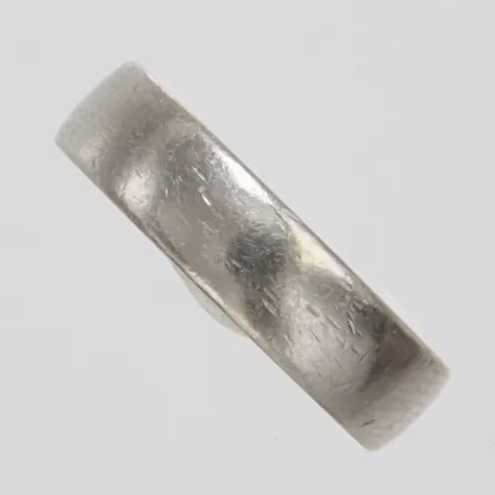 Ring slät stl 16½, bredd 5mm, personlig gravyr, repig, vitguld, 18K Vikt: 5,7 g