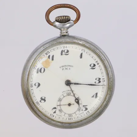 Fickur Chrono P.W.C, vitmetall, manuell, 51mm, liten sekundvisare, skadad urtavla, repig, bucklig, missfärgad, inga tillbehör.