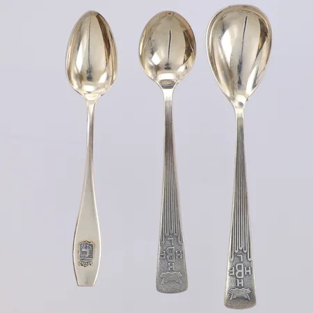 3 skedar, gravyr, 830/1000 silver Vikt: 37,1 g