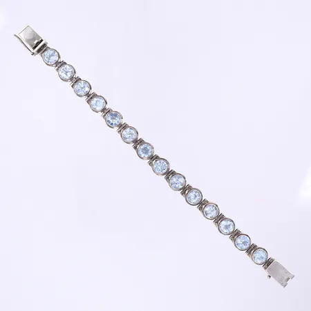 Armband med blå stenar troligen topaser 18cm, bredd 10mm, silver 925/1000 Vikt: 31 g