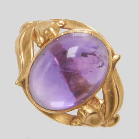 Ring med ametist ca 14x10mm stl 19¾, bredd 2,5-15mm, ametist något repig, skev skena, 18K Vikt: 3,1 g