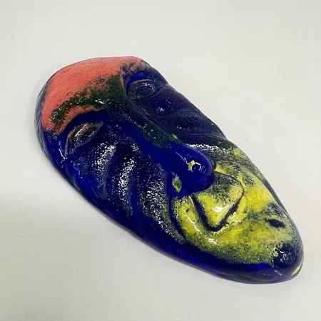 Väggskulptur Face höjd 12,5cm, signerad Kjell Engman f. 1946, Kosta Boda 005832, blått glas