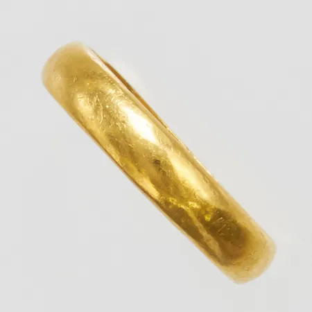 Slät ring stl 16½, bredd 3,5mm, Thaiguld, skev, repig, personlig gravyr, 23K Vikt: 3,7 g