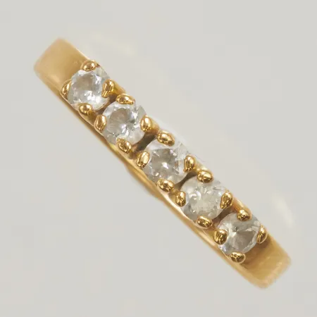 Ring med vita stenar stl 19¼, bredd 2,5-3mm, GHA, 18K, bruttovikt 1,1g Vikt: 1,1 g