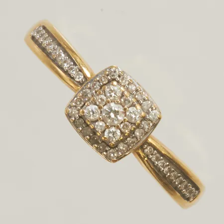 Ring med åttkantslipade diamanter 1 x ca 0,02ct + 4 x ca 0,01ct + 24 x ca 0,005ct + 18 x ca 0,002ct, stl 16½, bredd 1,5-6mm, GHA, 18K Vikt: 2,4 g