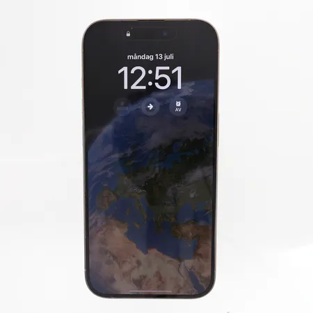 Mobiltelefon Iphone 15 Pro, inga tillbehör, spricka i nedre del av skärm, repor, OBS. telefonen är låst, går ej att återställa, säljs som reservdel.