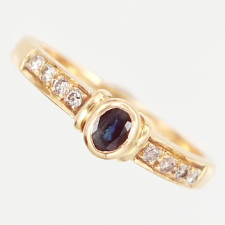Ring med diamanter 8x0,01ct samt en safir stl:16½, bredd:1,5-5mm, 18K Vikt: 2,9 g