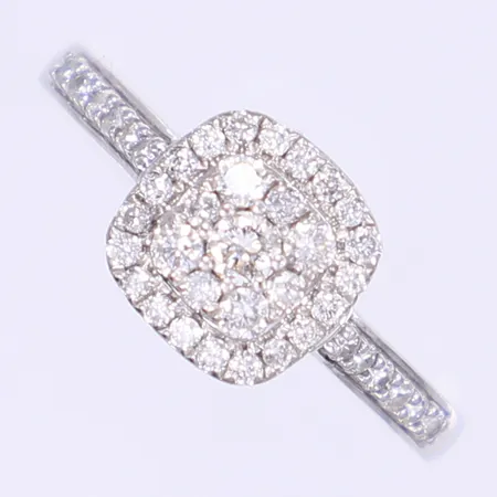 Ring med diamanter 1x ca 0,06ct, 4x ca 0,03ct, 36x ca 0,01ct, stl:18, bredd 2-9mm, gravyr, vitguld 18K Vikt: 0 g