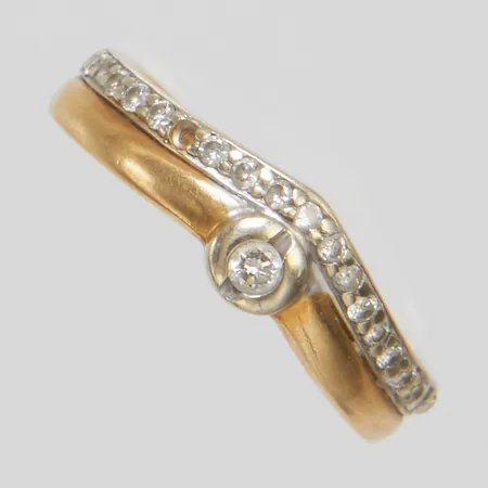 Ring med diamanter 1 x ca 0,03ct + 18 x ca 0,01ct stl 16¼, bredd 2,5-5,5mm, sten saknas, 18K Vikt: 2,9 g