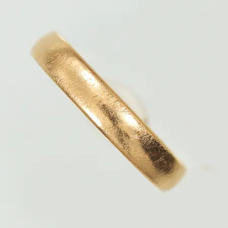 Ring slät, stl 20½, bredd 4,1mm, gravyr 18K  Vikt: 4,7 g