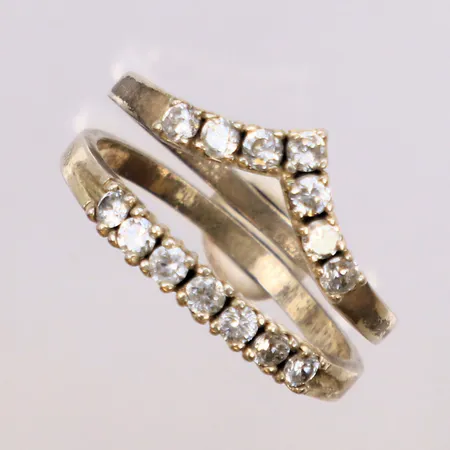 2 Ringar med vita stenar stl:18½ respektive stl:19, 925/1000 silver Vikt: 3,1 g