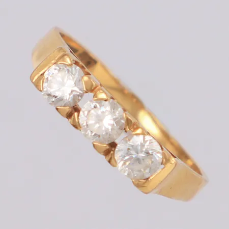 Ring med stenar stl:17½, bredd 4,2mm, Hasse Guld Hasse Lingfjord Stockholm 1969, 18K Vikt: 2,9 g