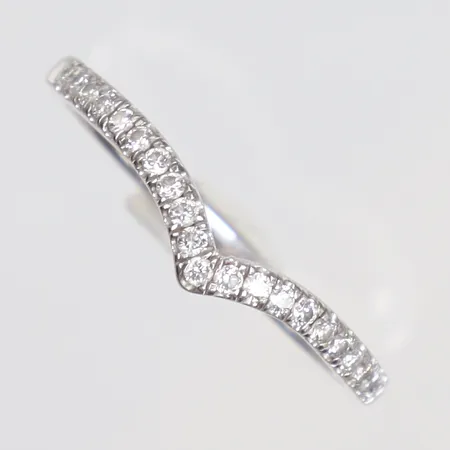 Ring i vitguld med diamanter 21xca0,01ct stl:18 bredd 1-1,5mm gravyr GHA 18K Vikt: 2,7 g