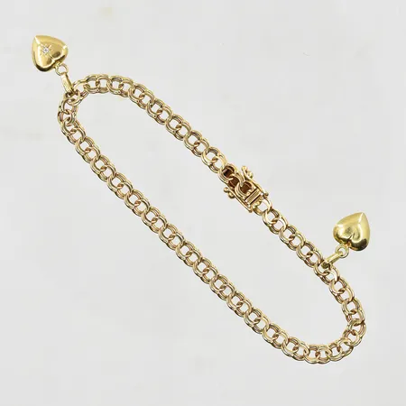 Armband Bismarck med 2 berlocker längd 18½ cm, bredd 5 mm, 18K. Vikt: 7,6 g