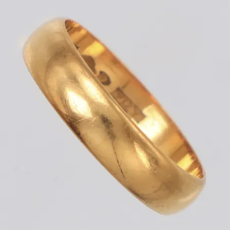 Ring slät stl:18¼, bredd 4,7mm, gravyr, 18K Vikt: 3,9 g