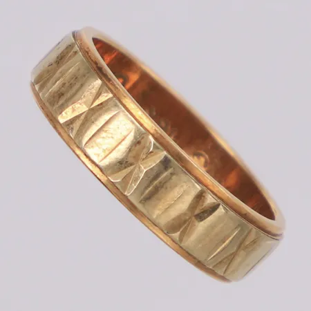 Ring stl:16, bredd 5mm, gravyr, 18K Vikt: 5 g