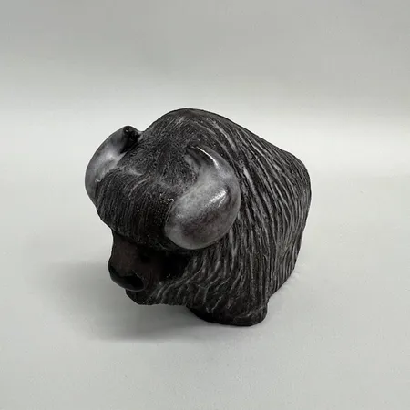 Figurin, Bisonoxe, Göran Andersson Uppsala Ekeby 8081, höjd 9cm, längd 11,5cm, stengods Skickas med paket.