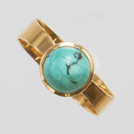 Ring med grön sten stl 18½, bredd 2,5-9mm, skev, 18K, bruttovikt 3,2g Vikt: 3,2 g