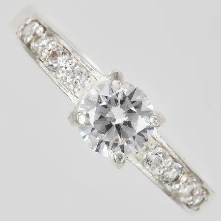 Ring med vita stenar stl: 19 bredd ca 2-6mm 925/1000 silver Vikt: 2,5 g