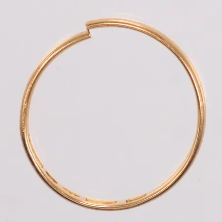 Ring slät stl 22¾, klippt gravyr, 18K Vikt: 3,5 g