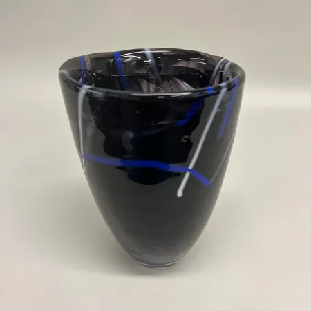Vas, Contrast design Anna Ehrner, Kosta Boda, höjd 20cm, blå vitt svart glas Skickas med paket.