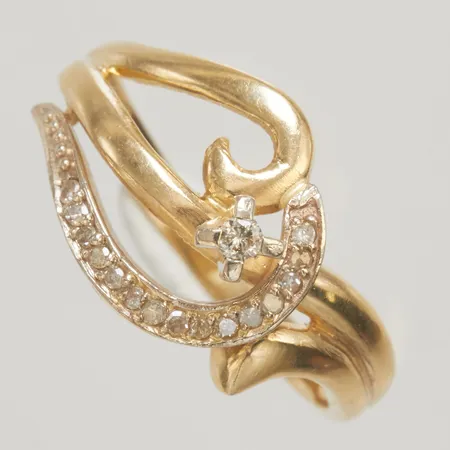 Ring med diamanter 1 x ca 0,03ct + 15 x ca 0,01ct stl 18, bredd 2-12mm, 14K Vikt: 2,9 g