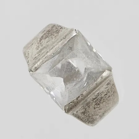 Ring med vit syntetisk spinell stl 17¼, bredd 3-11mm, missfärgningar, silver 925/1000, bruttovikt 6,0g Vikt: 6 g
